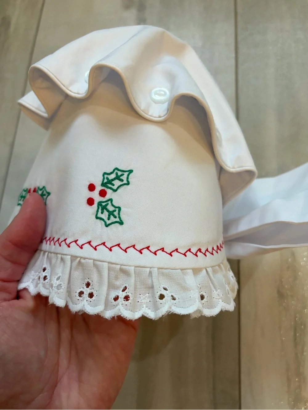 NWT TBBC White Embroidered Belfaire Festive Holly Bonnet, Girls XS (0-3M)